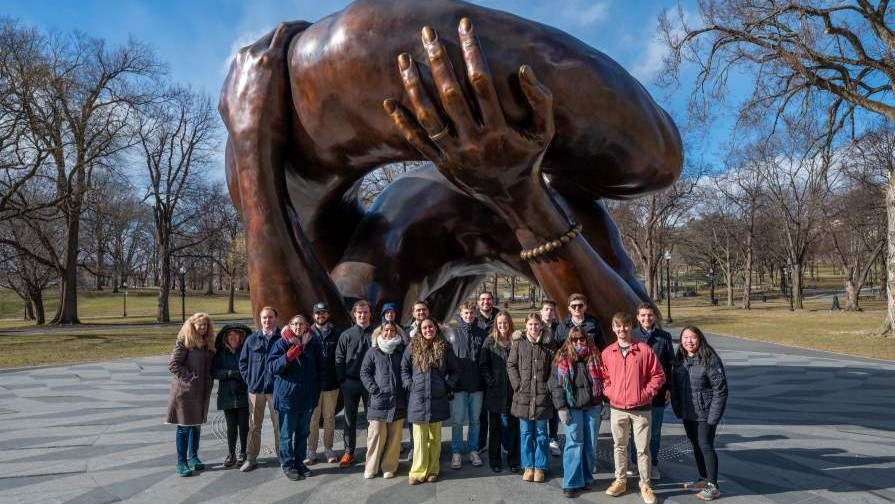 全球十大赌博靠谱的平台的学生在波士顿马丁·路德·金的“拥抱”装置