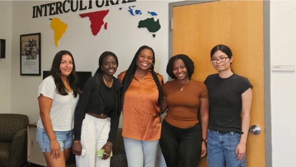 Akinnusotu meets with Bryant students Andrea Cortes ’25, Amy Ndoye ’25, Marilyn Maisy Adu-Awuah ’24MBA, and Christy Mak ’25 in the university’s PwC Center for Diversity and Inclusion. 